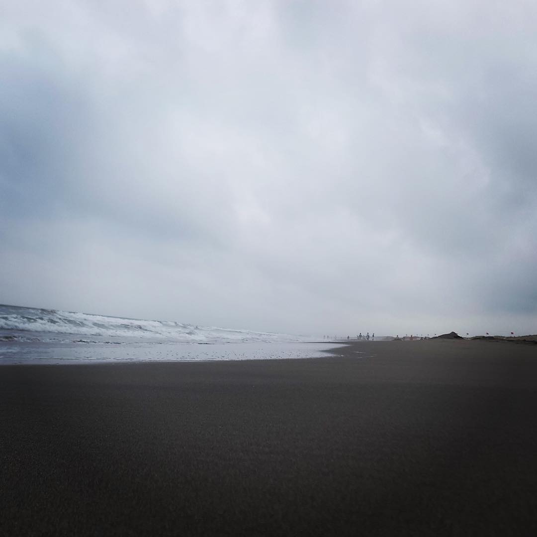 曇ってて風も強いけど海は海。