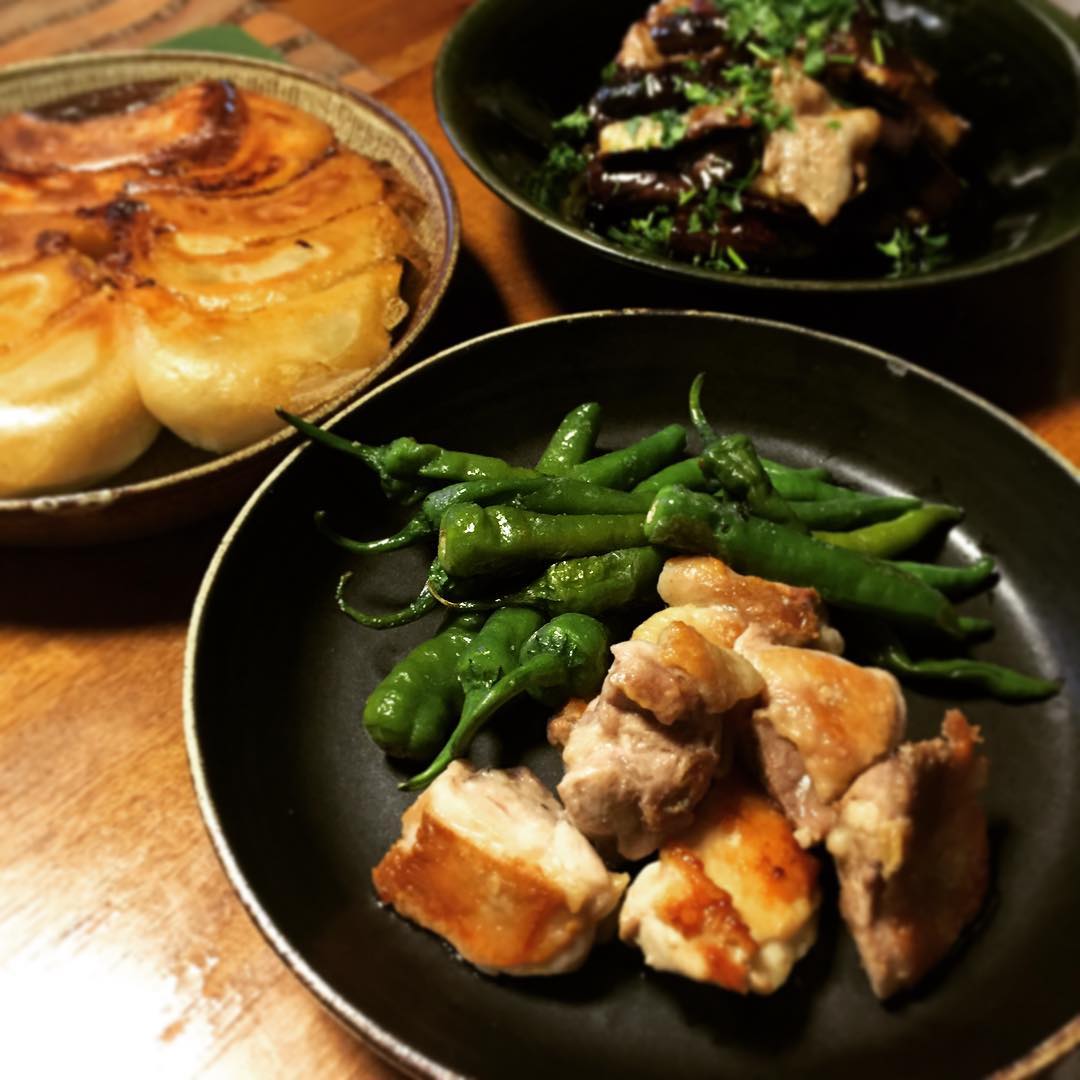 今夜の肴。もはや定番、茄子と豚バラ肉の酒蒸し、塩焼き鶏と甘長唐辛子、一園で買ってきた餃子。