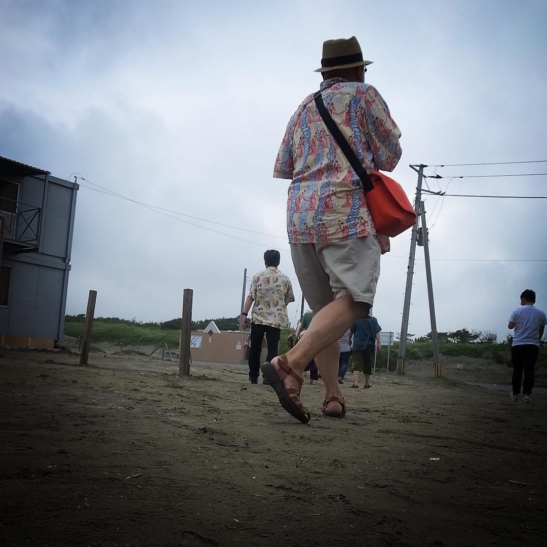 湿った潮風ベタついて、眼鏡も曇る浜辺かな。