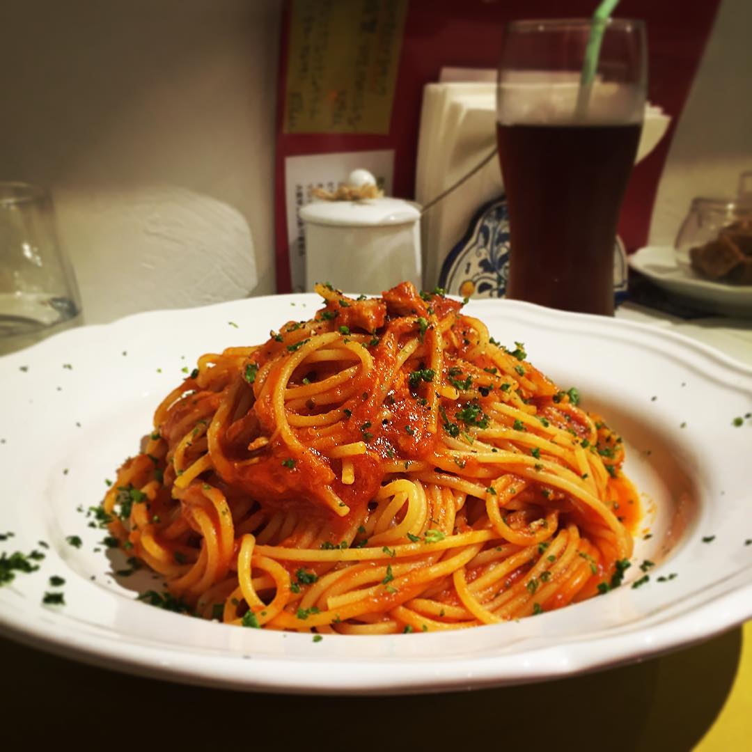 あー、東京に戻って来たらやっぱりシミシエッダさんでトマトのパスタ！おなかが空き過ぎて、封印と大盛り！めずらしく（これから仕込み仕事なので）ビールお酒ではなくミントの効いたアイスティ、美味。