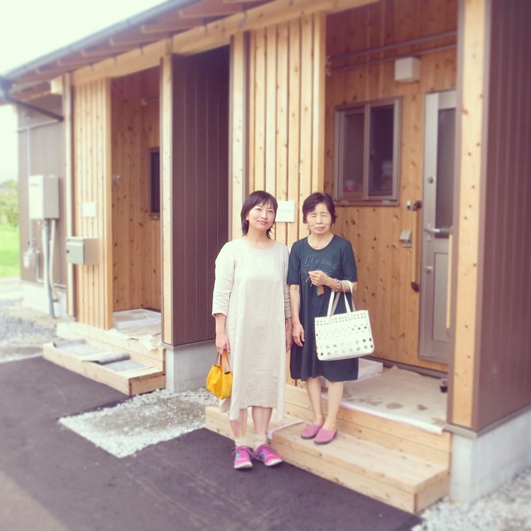 おばちゃんは仮設住宅のクジに当たったよ！と、連れて行ってくれました。四畳半にキッチンバストイレ、小さいけど木材を多用したつくり、木の縁側もあって何だかホッとしました。へんな東京のワンルームより断然いいぞ！
大したことはできないけど、おみやげとお見舞いを渡してお別れしました。また会いにくるねと約束して。（麻）