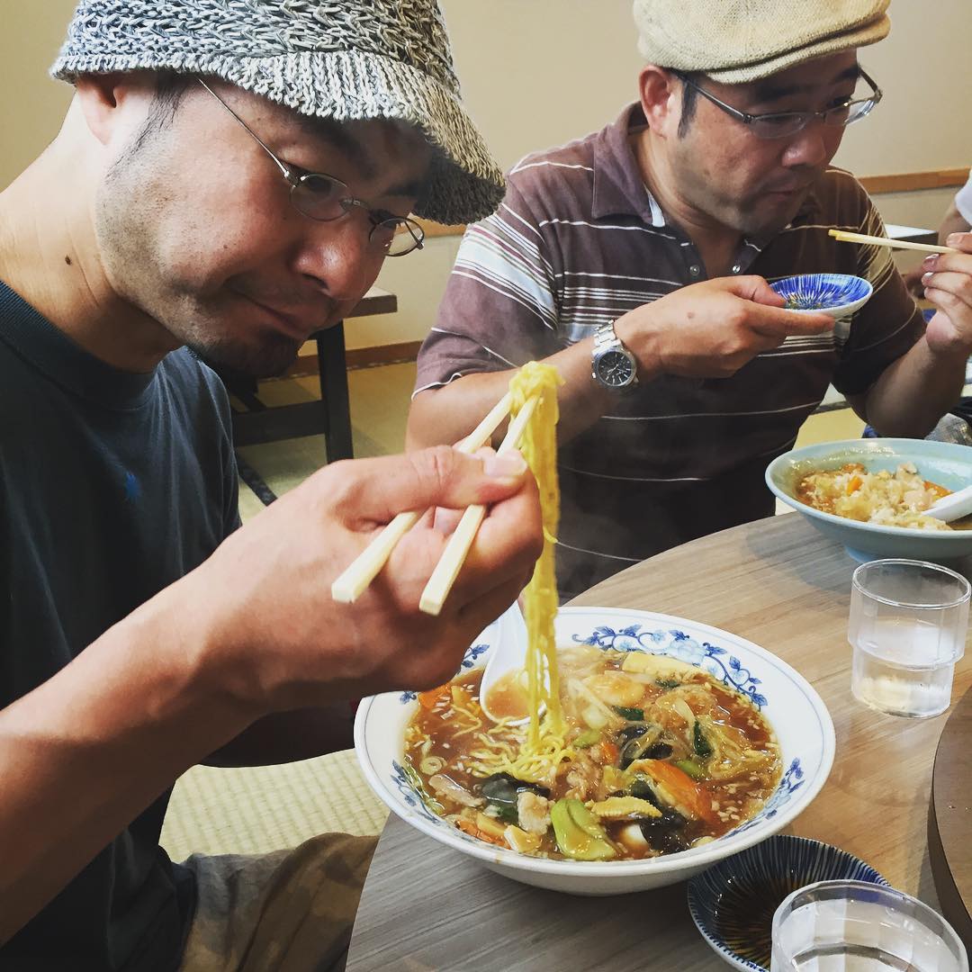 やっぱり麺を食べるokayan。五目そばです。後ろは中華丼を食べる弟あっちゃん。北九州市の富貴亭にて〜（麻）