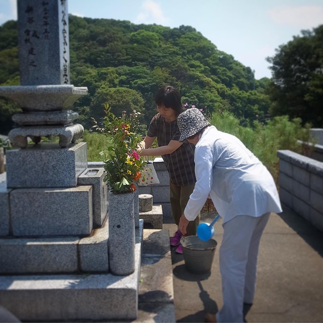 いっしょに新谷のおばちゃんとこのお墓詣りも（お）