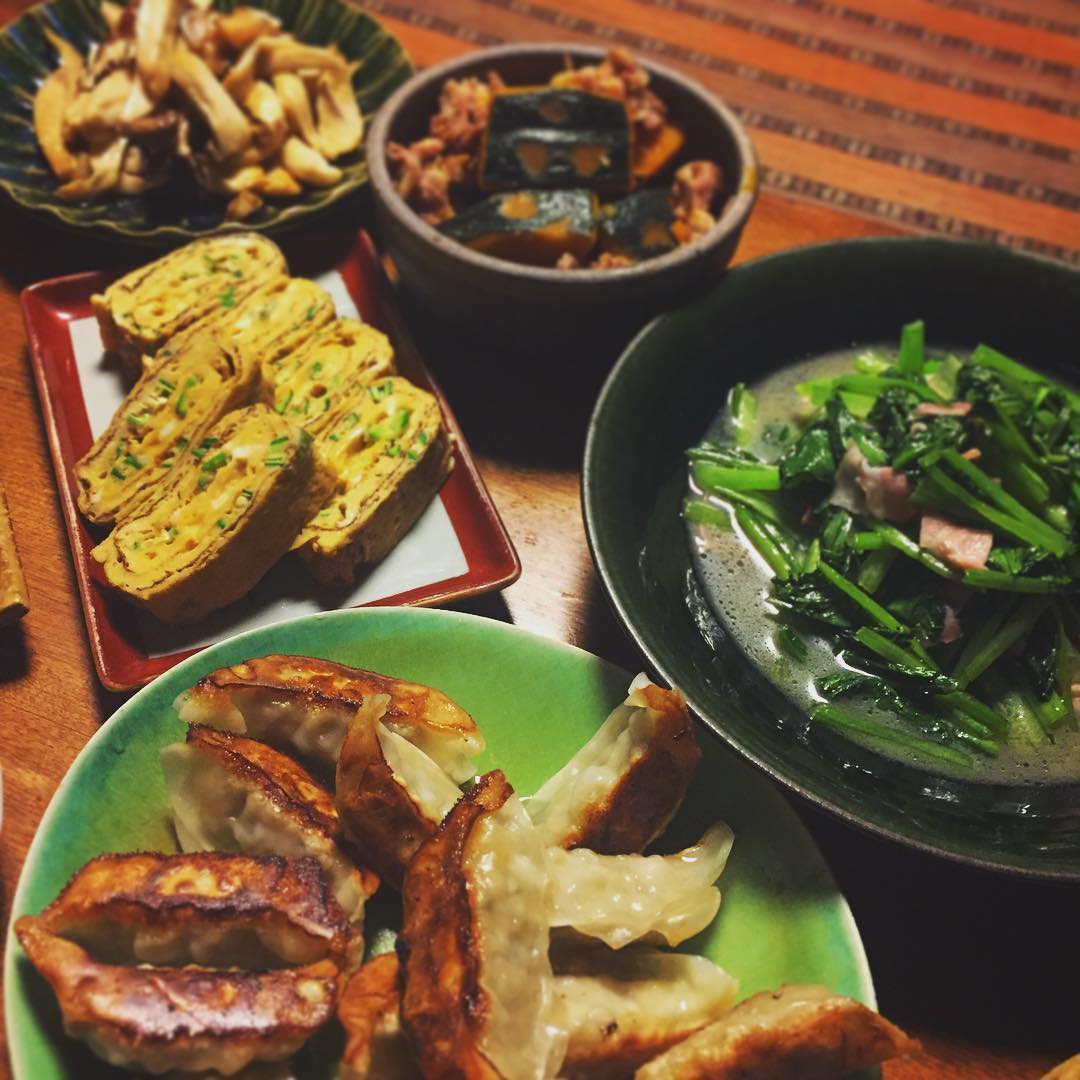 今日は色々作っちゃった〜。カボチャと豚肉の煮物、オクラ入り玉子焼き、エリンギバター炒め、小松菜とベーコンのニンニク塩炒め。餃子は冷凍を焼いただけだけどね〜。
日本酒を飲むつもりなのでやる気です。夫婦二人の晩酌なのにやり過ぎ(^_^;)