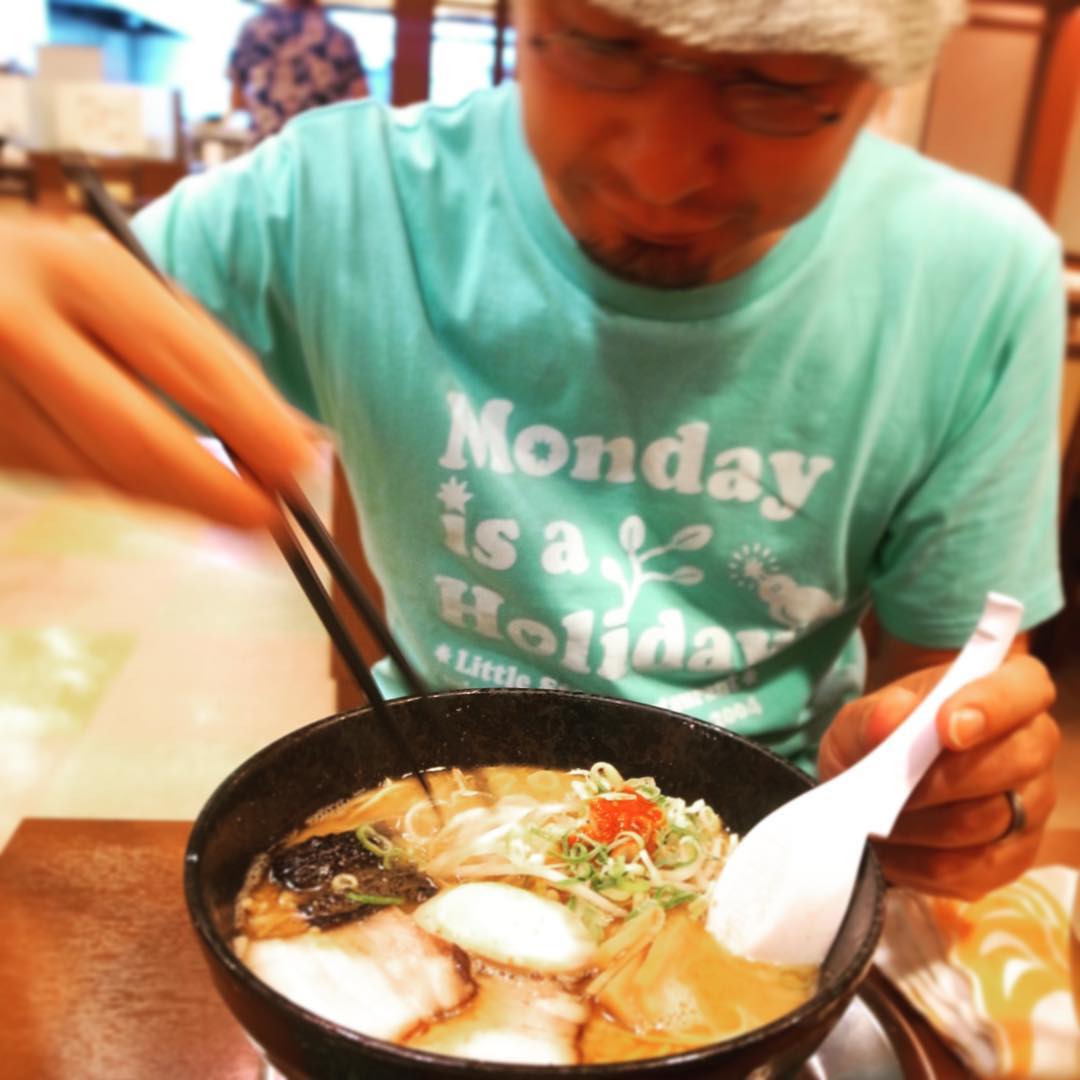 はー、もうお腹すいた！とokayan。とりあえず麺でも食べてから、腹ごなしに街をブラブラして、またその後飲みましょう！という作戦に。
上通りの山水亭にて熊本ラーメンをいただきます！うん、美味しい！（麻）