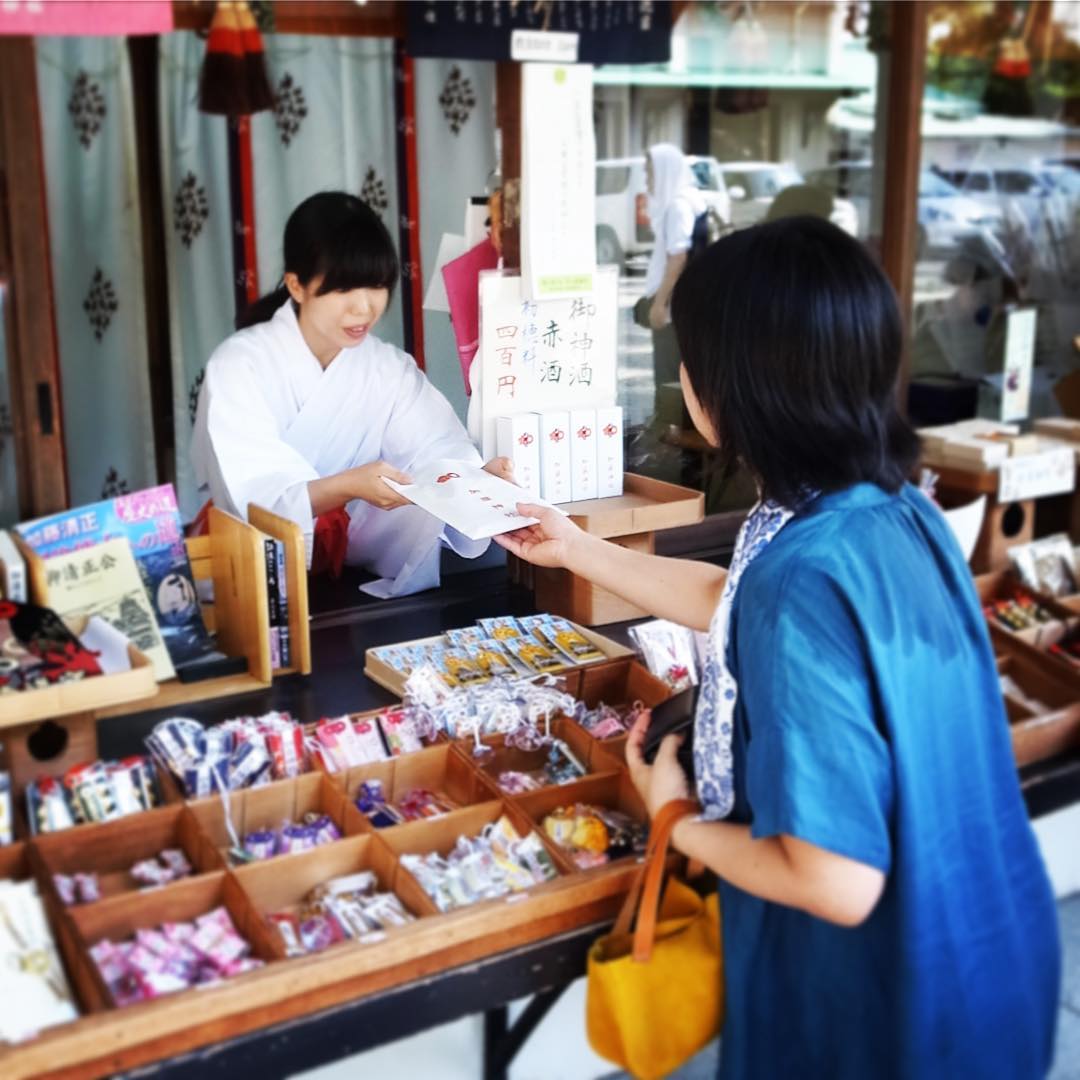 加藤神社でミヤザキさん、手ぬぐいご購入…デザインもすてきで、売り上げも復興に役立てられるそうです！ぜひそうして！（お）