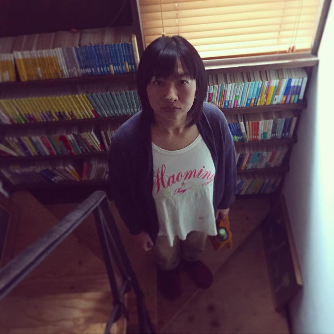 43歳になりましたー
よく見えないけど、双子の覆面レスラーが刺繍されたTシャツを着ております。これからも大人なようで少しフザケタ、おもろカッコ良い大人を目指して精進します！