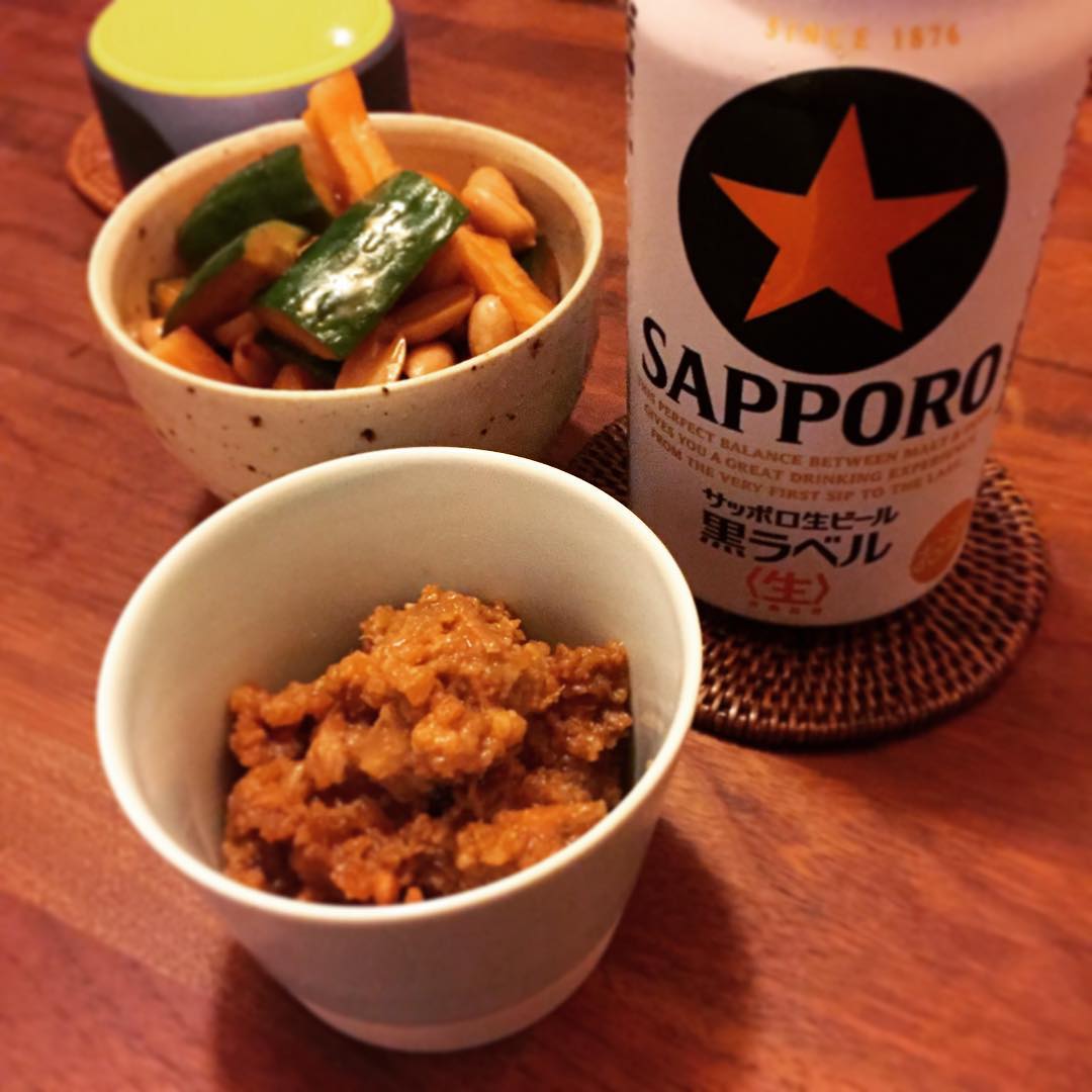 仕事の後、帰ってきてからもう一杯。ダイエットといいつつ、この一杯があるから仕事が楽しいとも言える。
お店で余った肴を持ち帰る。北京風ピーナツ漬けと、あんだんすー（沖縄風肉味噌）。あんだんすーは、本当は泡盛に合わせたいね。