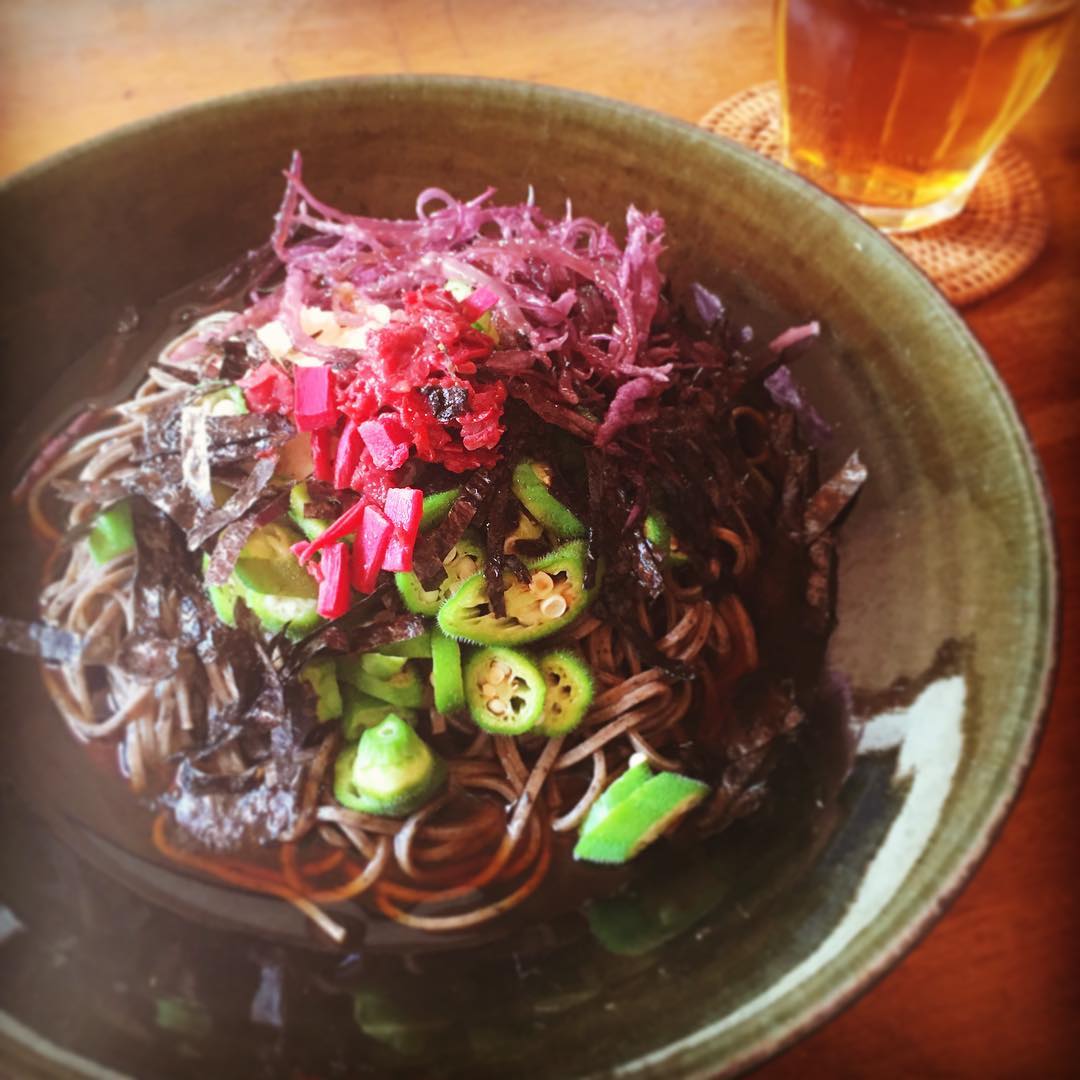 熊本・天草で手に入れたひじき蕎麦に、ふのり・オクラ・梅干し・長芋・海苔のぶっかけ蕎麦。残暑の昼ごはんにぴったりだな。