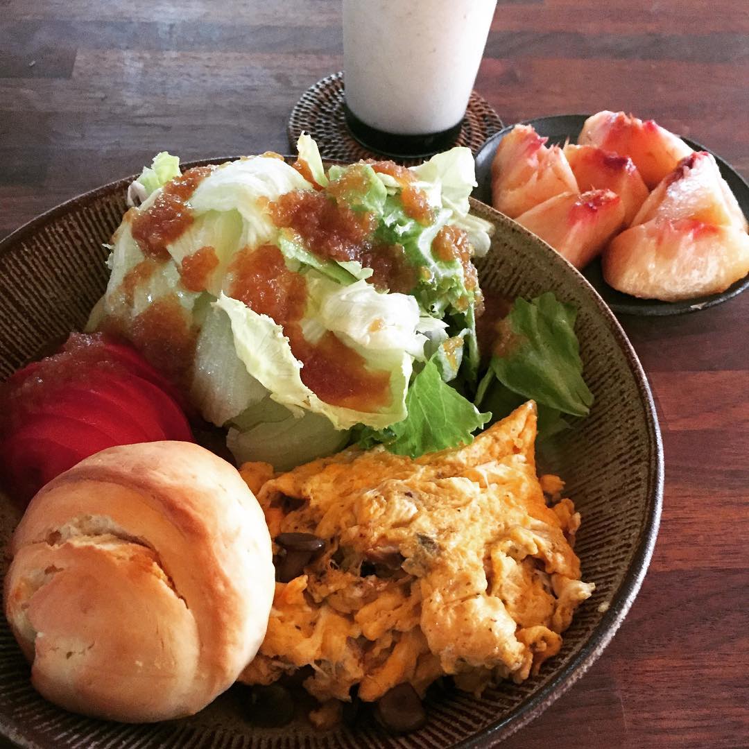 おしゃれな朝食、最終日（もう終わりかい！）ヒラタケのオムレツにしてみました。卵は美味しいよねー。