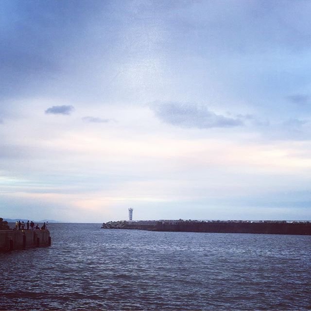 暮れてきましたね。大磯の漁港で釣り人の様子を見やりながら、遠くに灯台を眺める。（麻）