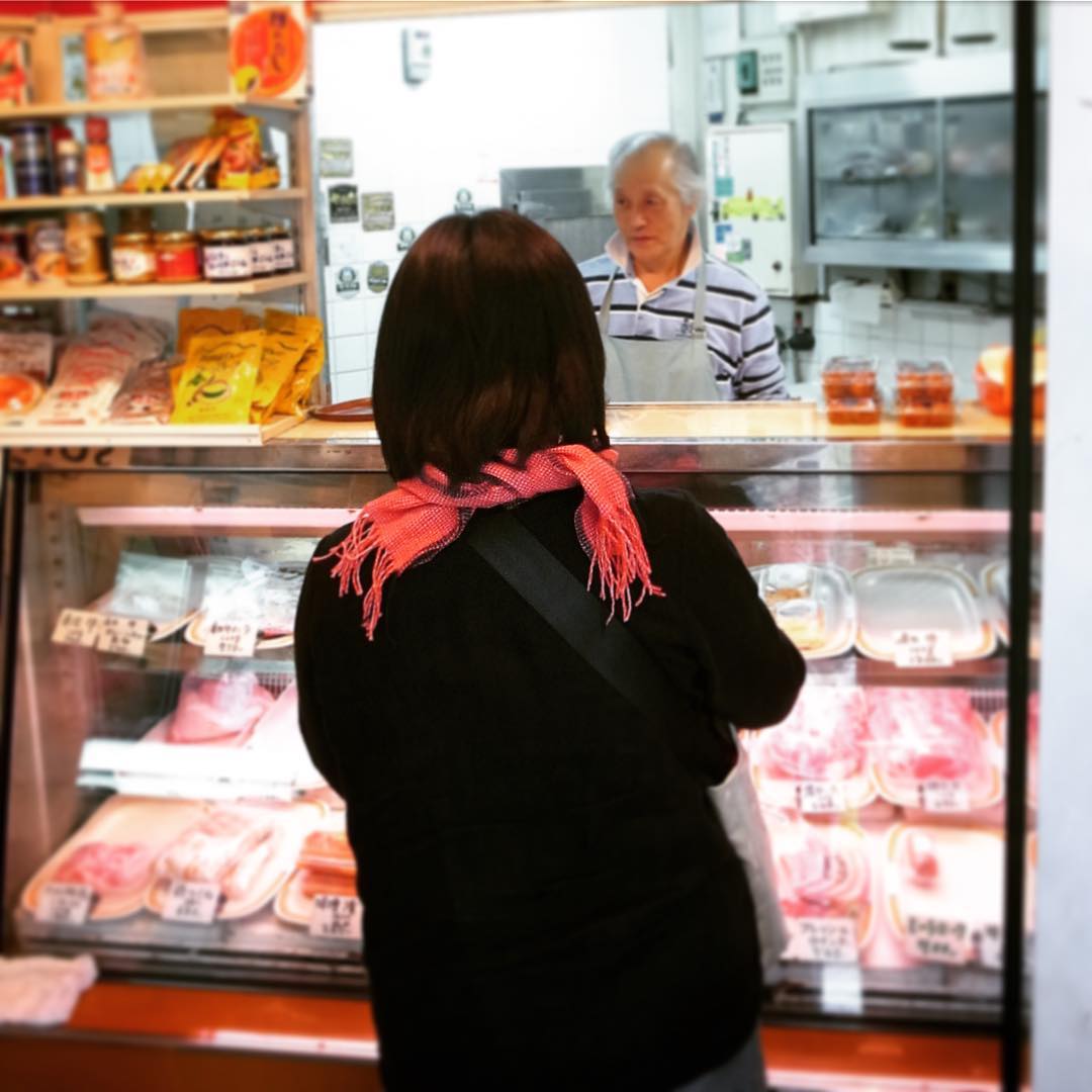 ミヤザキ下調べして来た、大磯駅近くのお肉屋さんでもはミートショップささやさんで今夜のつまみを調達！…ってなんとびっくり！ミヤザキさん、お財布忘れて来たってよ！（苦笑）（お）