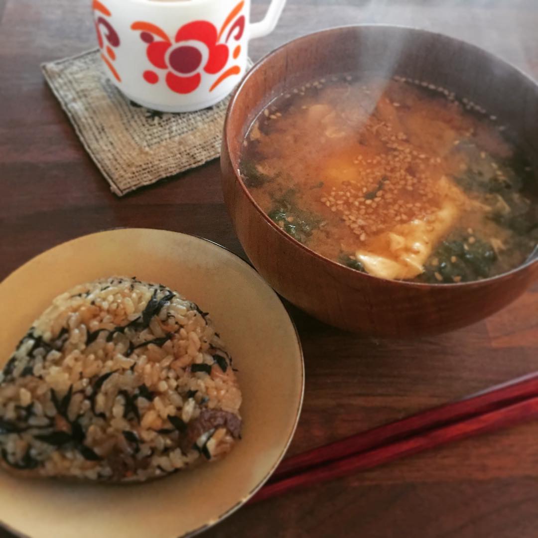 昨日の宴会のあまりの、ひじきの炊き込みご飯おにぎり、たまごとアオサのお味噌汁。
風邪が流行っているようなので、ミネラル多めでがんばろう。