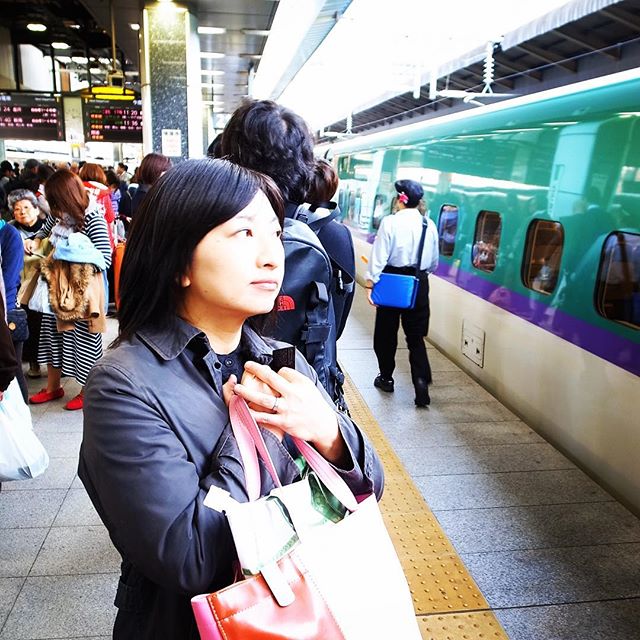 あー、さてさて。先月の大磯一泊旅行に続いて、今月の月イチ連休はは岩手盛岡に一泊旅行！東京駅はすでに新幹線に乗車しております〜。ま、ゆるゆるまいります！（お）