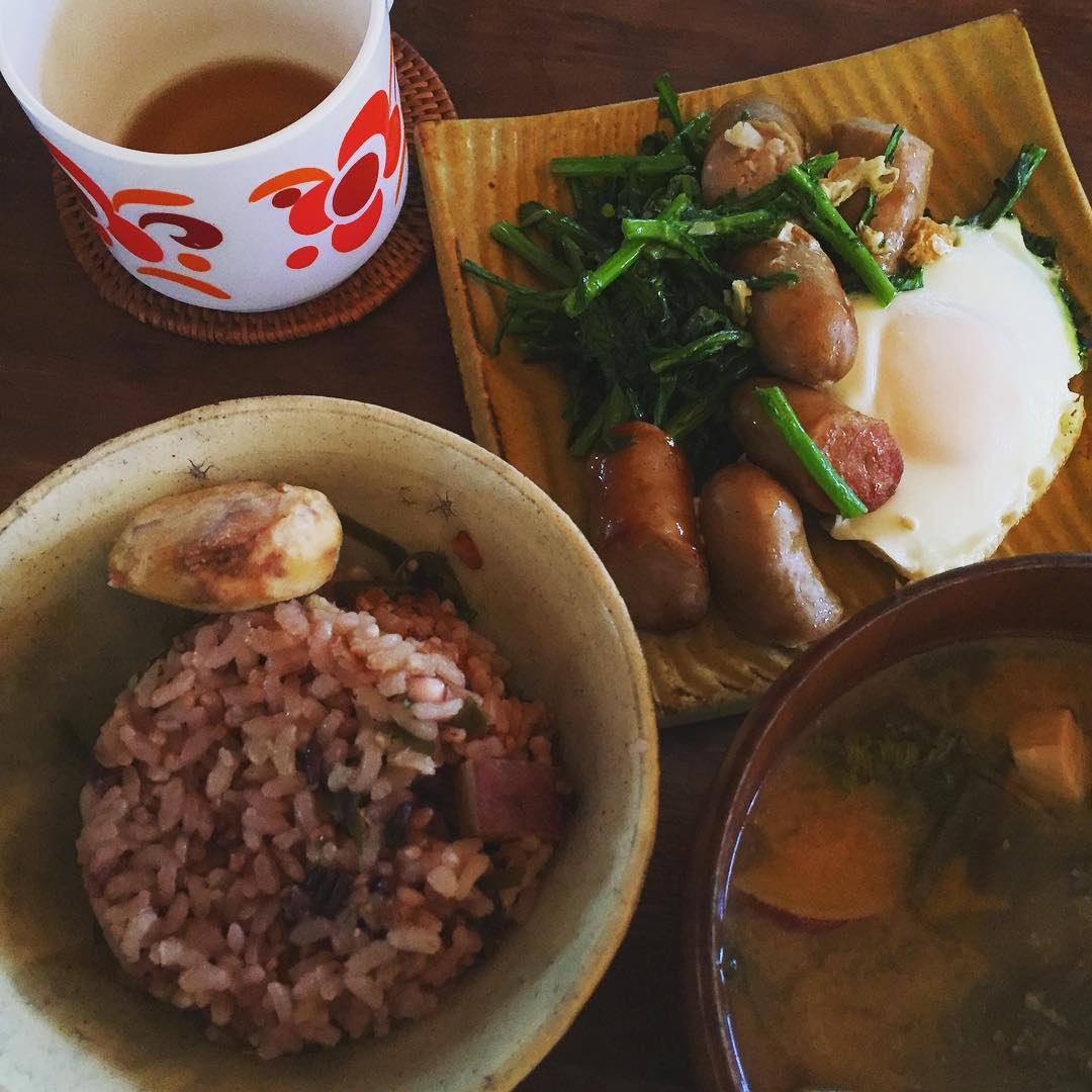 冷凍しておいた栗ごはん。春菊ソーセージエッグ。サツマイモとワカメの味噌汁。春菊は安くなってきたらすぐ食べたい！香りもの好き。