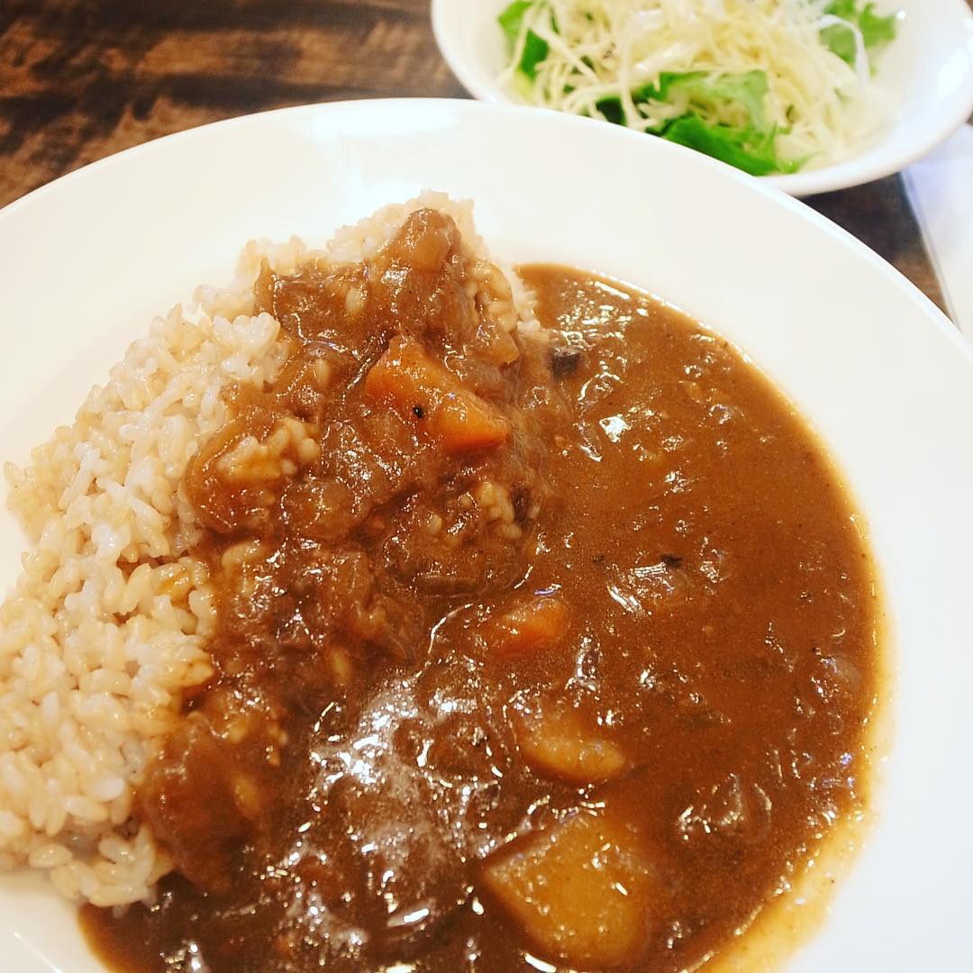 お茶の時間にしましょう！と、盛岡の名店クラムボンへ。二日酔いの身体が求めているので、カレーを頼んじゃいましたよ！甘くてスパイシーなカレーでした。
そしてプリンとコーヒーまで頂いたのに、ついサクサク〜と飲んで食べちゃって写真を撮り忘れました！美味しかったです（麻）