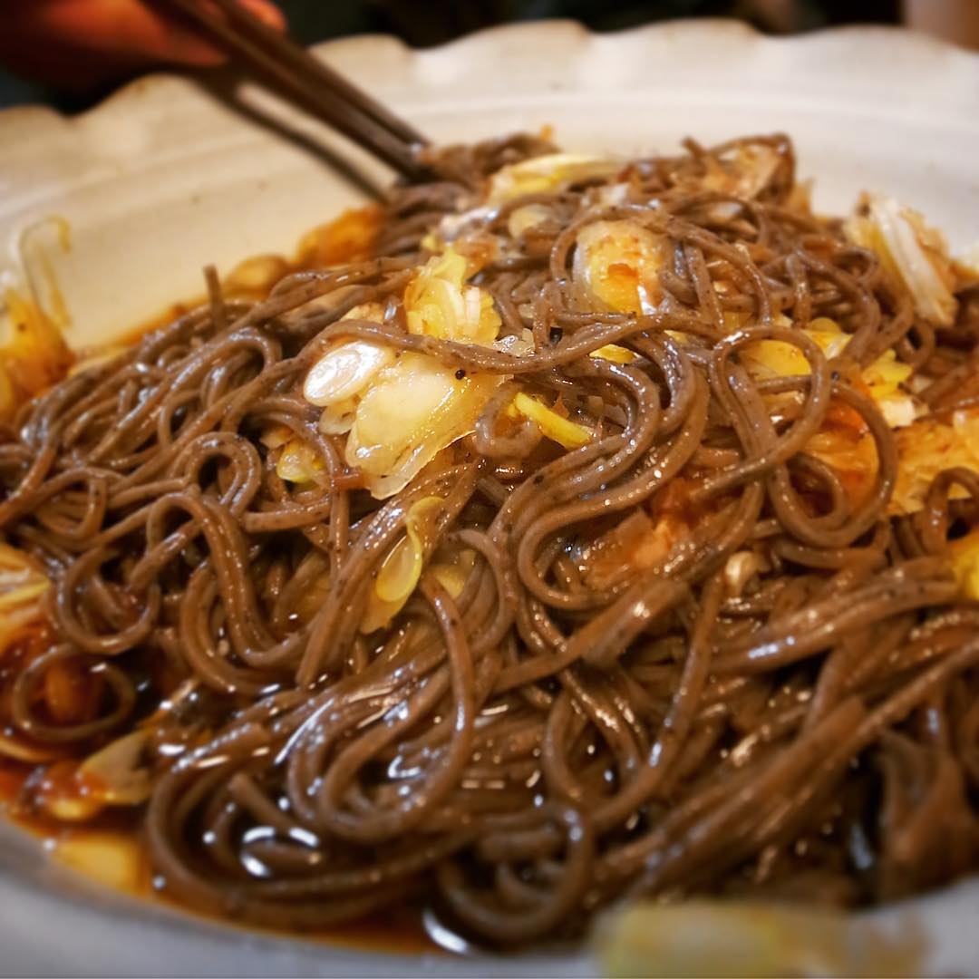 こどもも居ますから早めの年越し蕎麦は夏に熊本で買って来てた「ひじきそば」…ざっくり茹でて、ぶっかけがヨシ！（お）