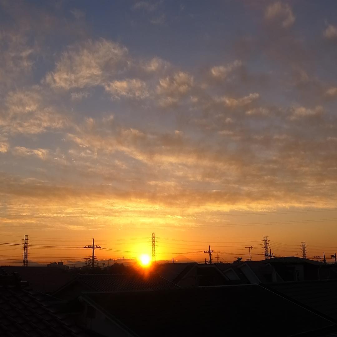 屋上に干したソファのクッションを取り込みに上がったら見事な夕焼け…夕日の右隣りの台形が富士山ですね（お）