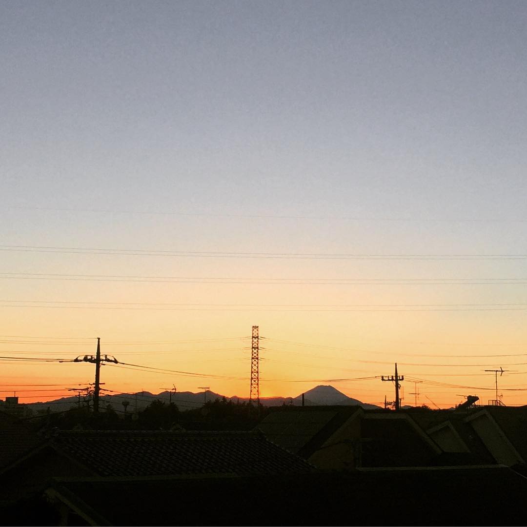 うちの屋上からも、富士山が見える。見えたというだけでいい気分になれるのが、富士山のすごいところだな。