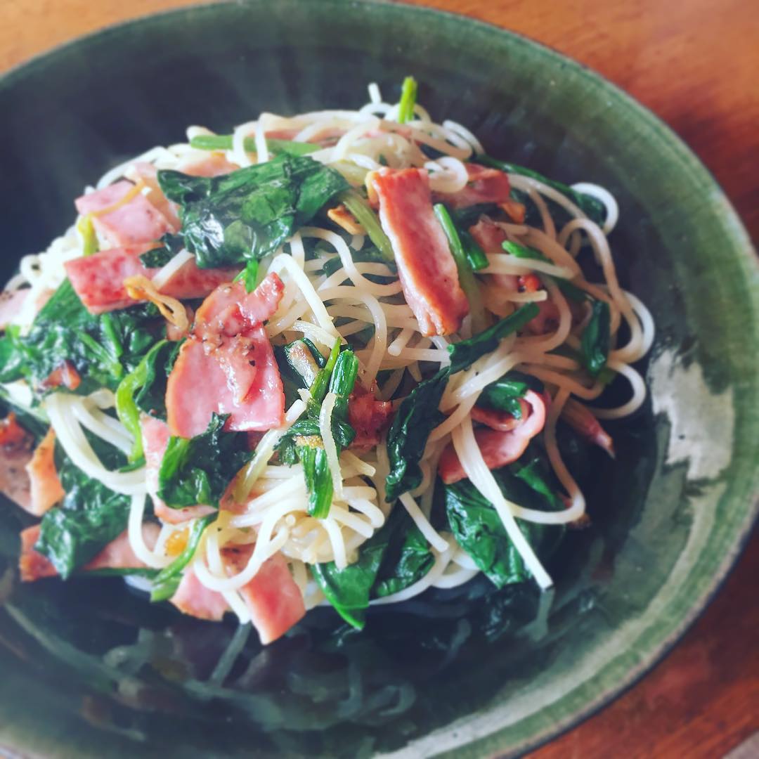 ほうれん草とペッパーポークのスパゲティ。ほうれん草は２人で1束、たっぷり食べるのだ！
私のパスタはいつも具だくさん。