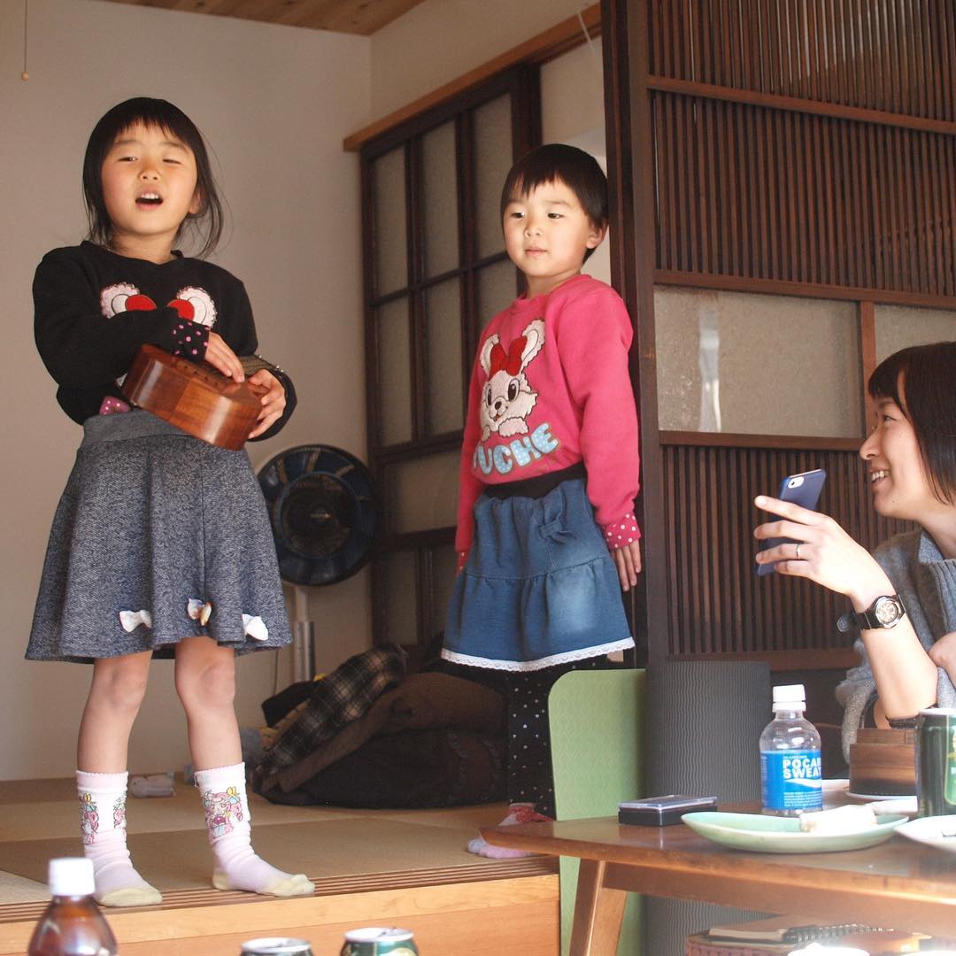 お腹が満たされたら、小上がりにちょいと上がってかや&なぎコンビで延々と出し物が続きます！（笑）大人は拍手をしたりしながらビールをのんでおります！（笑）（お）