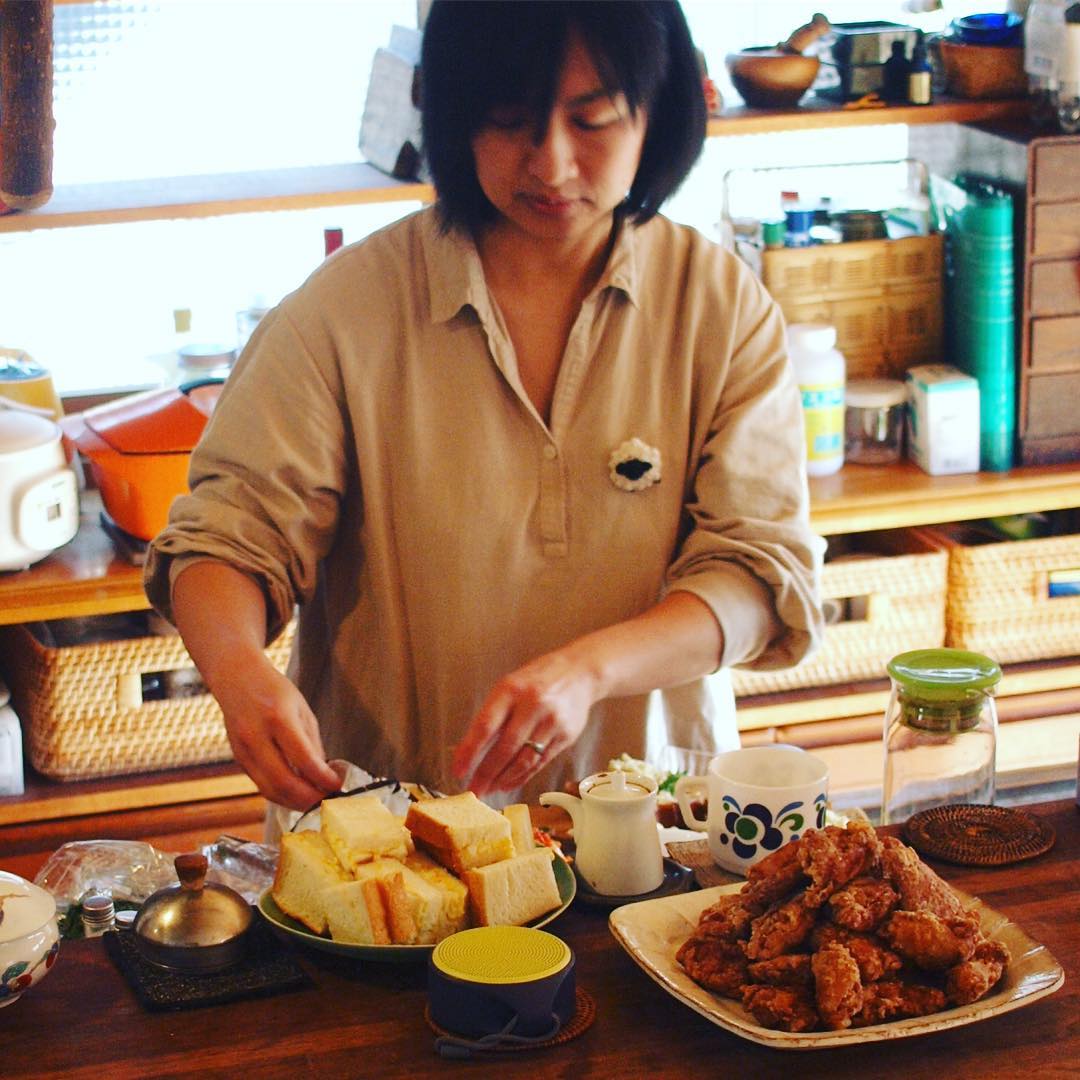 あー、先月は月イチ連休…元スタッフはおすぎとはまちゃんがいっしょに子どもづれで遊びに来てくれたよ！と、ツレアイのミヤザキさん、鶏のから揚げにサンドウィッチと昼ごはんの準備に余念なし！（笑）（お）