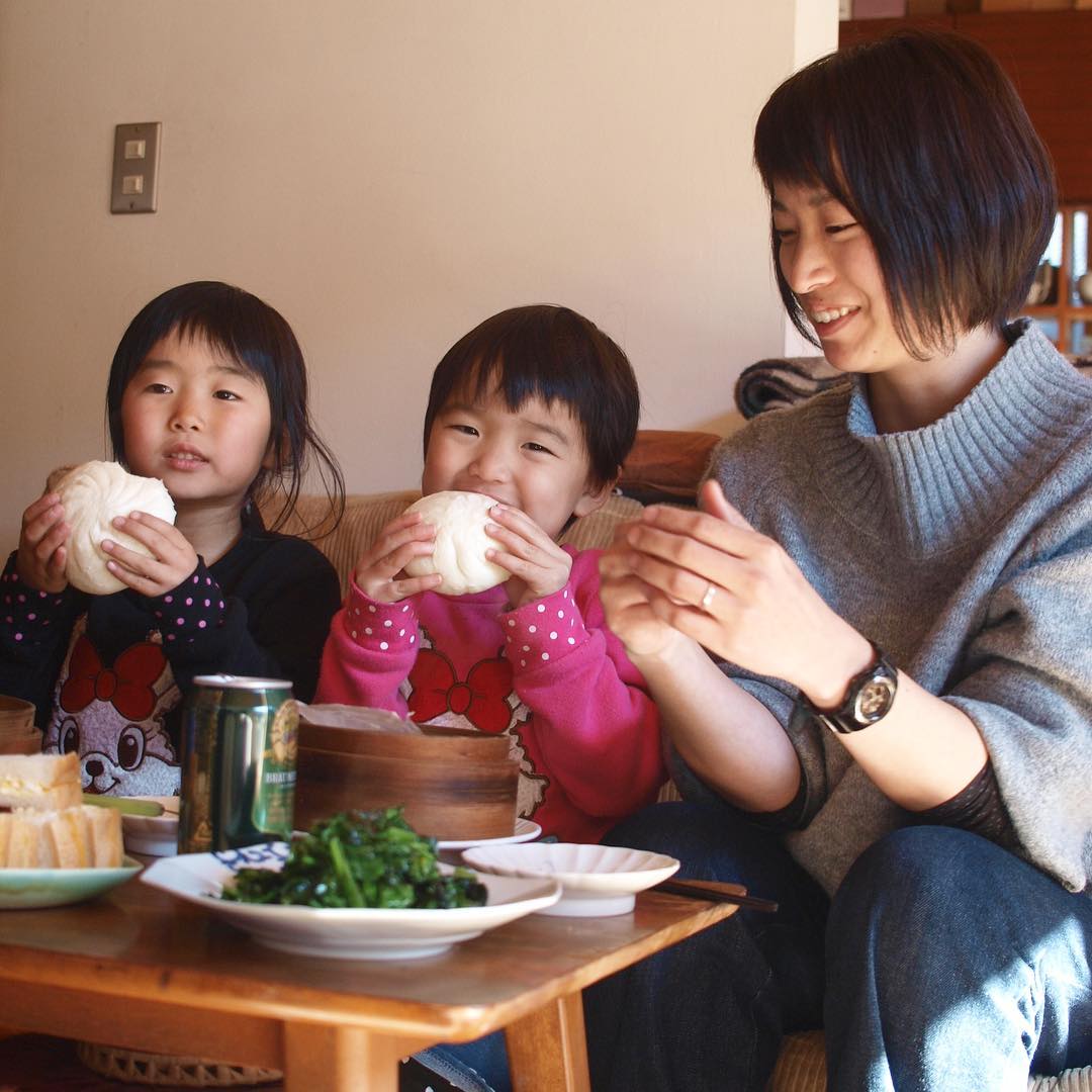 小さな蒸籠で肉まんを蒸しておいたよ！あつあつだよ！と…でも子どものかやちゃんとなぎちゃんには結構なボリューム！（笑）でも食べ盛りですよ！あっと言う間にペロリとお召し上がりっ！（笑）（お）