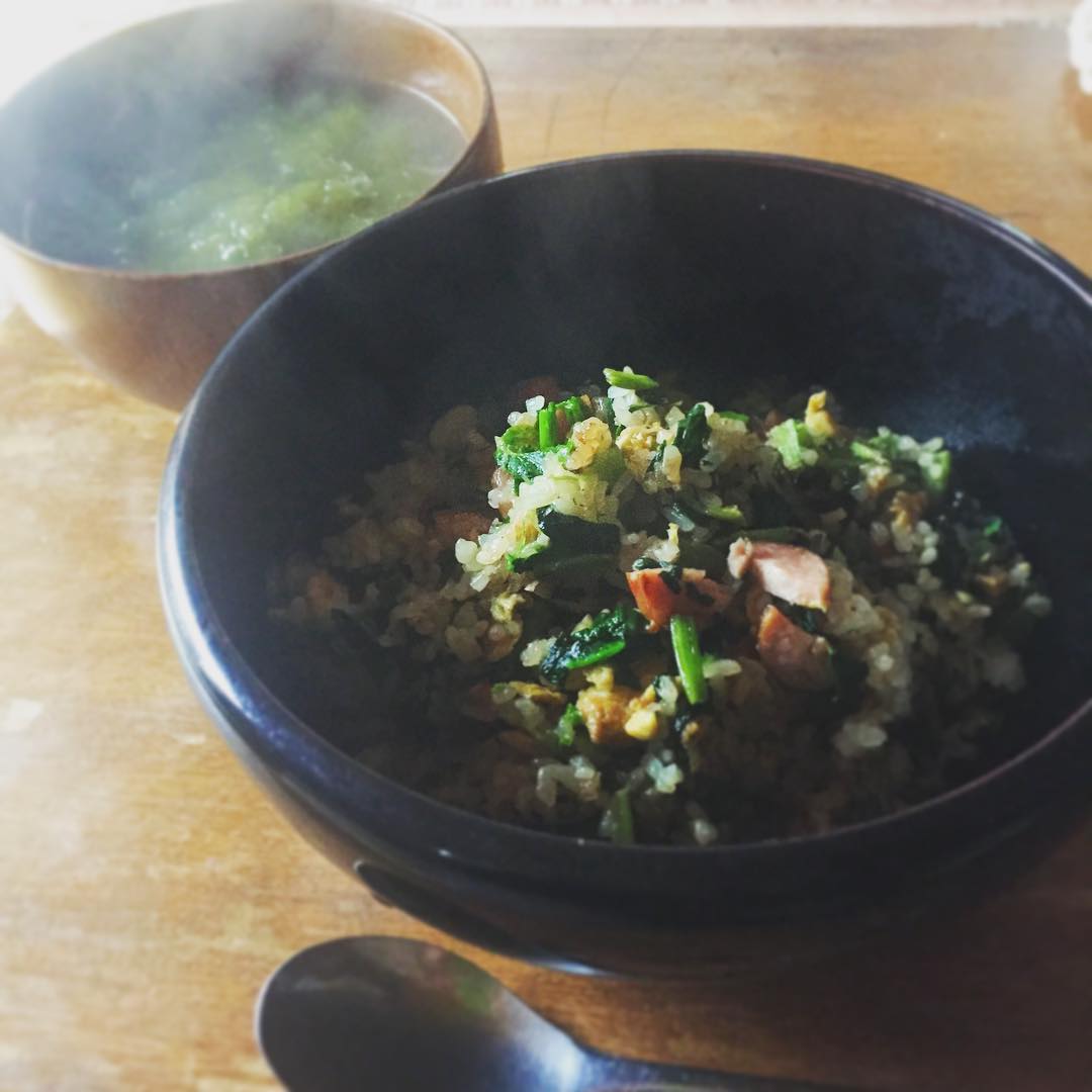 見た目は似てるけどおかゆではないよ、
今日の昼ごはんはチャーハン。
青菜をたっぷり。