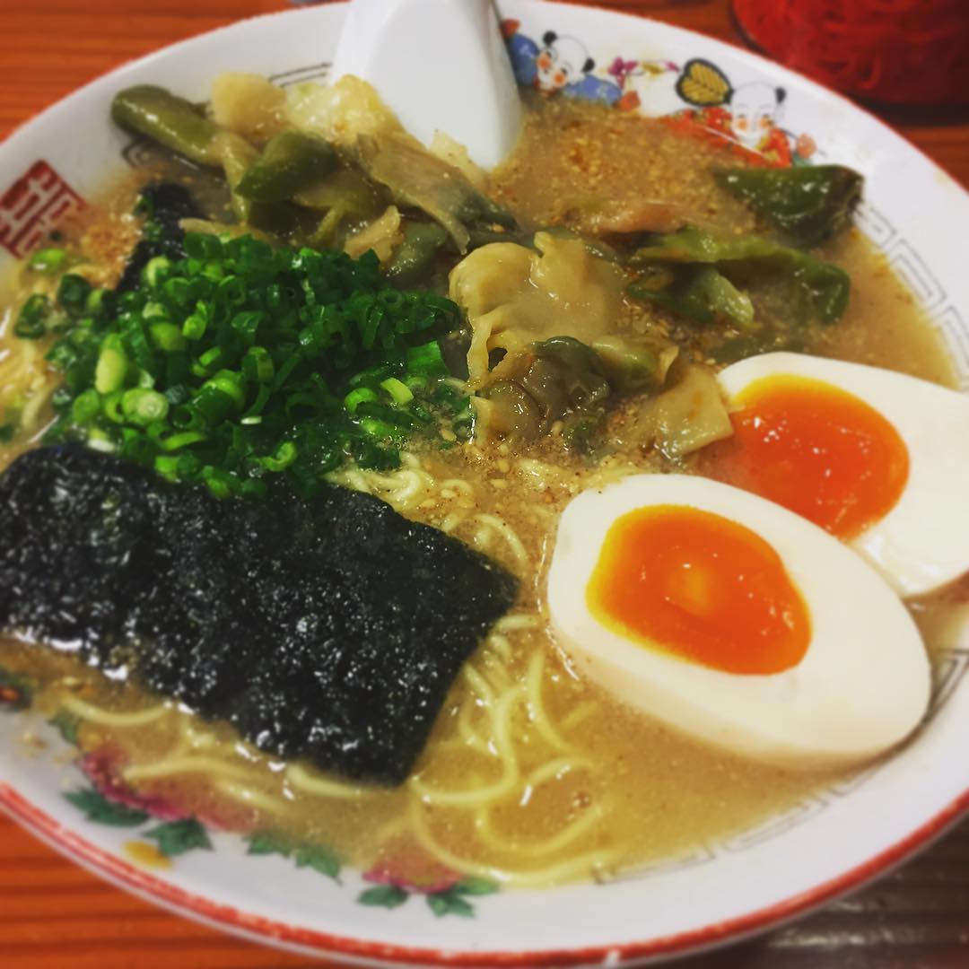 火曜日に調布体育館のプールに行った日は、バスラーメンに寄る。バスラーメンは月曜日が定休日だから。
ラーメンにあまり興味が無い方だけど、ここのはなかなか好きなんだな。おじいちゃんとおばあちゃんがやっている、謎のバスラーメン。今日はザーサイラーメン。