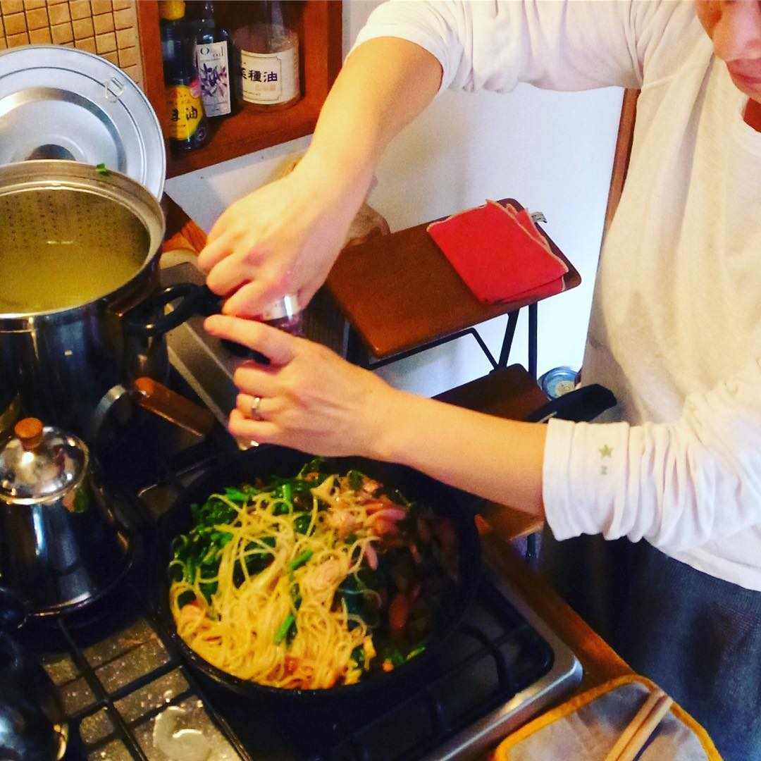 青菜はパスタを茹でてるとこに投入して茹でて、フライパンに温めておいたヒラタケ、ウインナー、にんにくと一緒に…