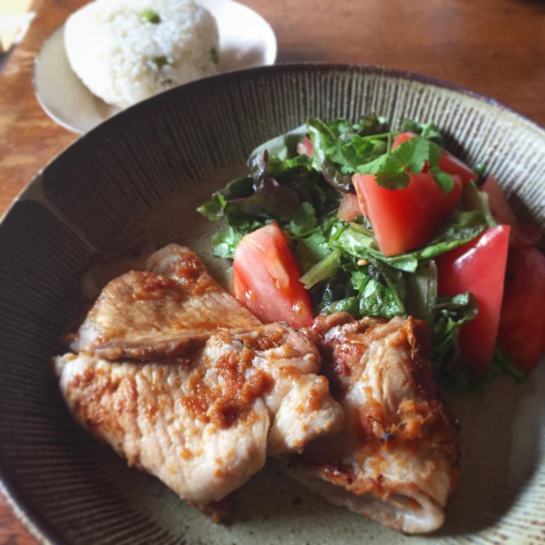 豚肉の香味焼きを昼ごはんに作ってみた。タイ風のドレッシングが余っていたのでサラダを添えて。
冷凍しておいた豆ごはんのおにぎりも。