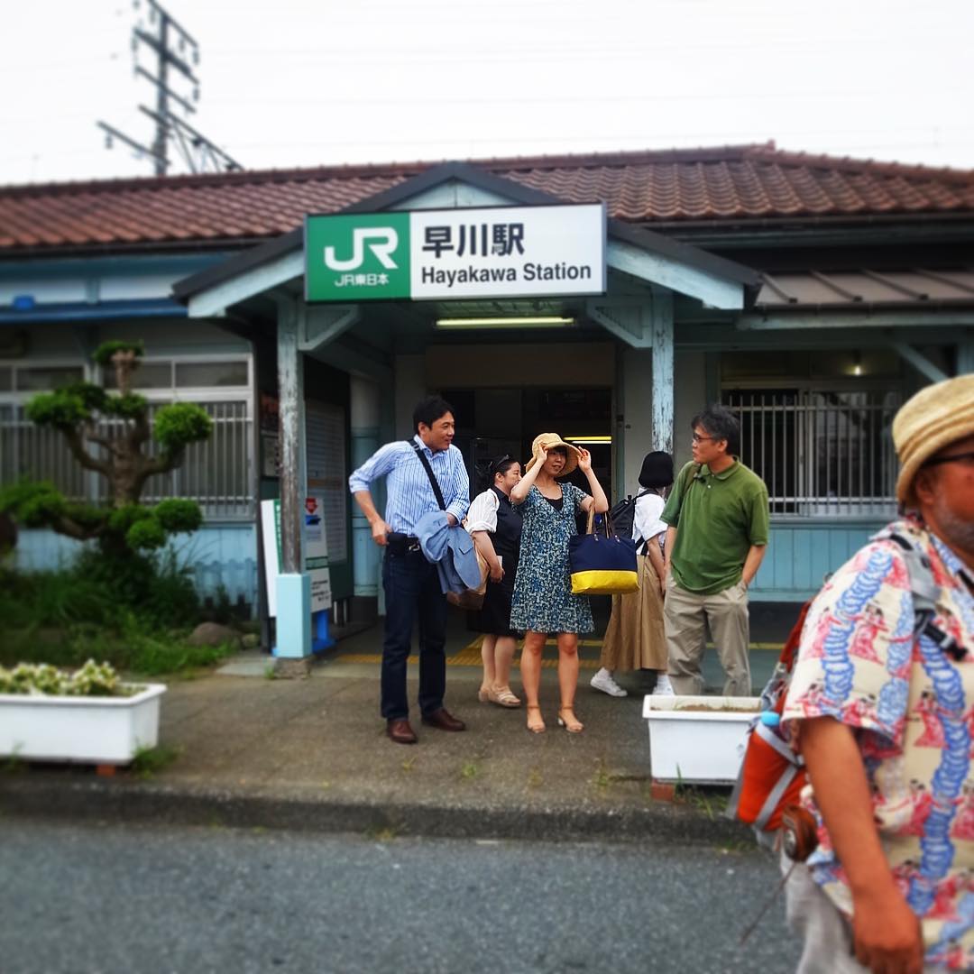 小田原は早川駅で降りて、さてとお昼ごはんは貸し切りの予約を入れております！（お）