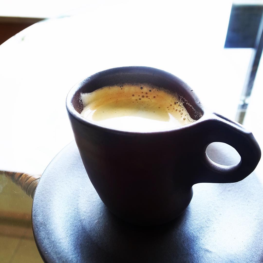 朝はコーヒーでスタート…あー、ワタクシめずらしく二日酔いもなく、寝起きでお風呂もいただき（シンジケート旅行初）、実に清々しく二日目がはじまっております、今日もみなさんよろしくお願いします〜（お）