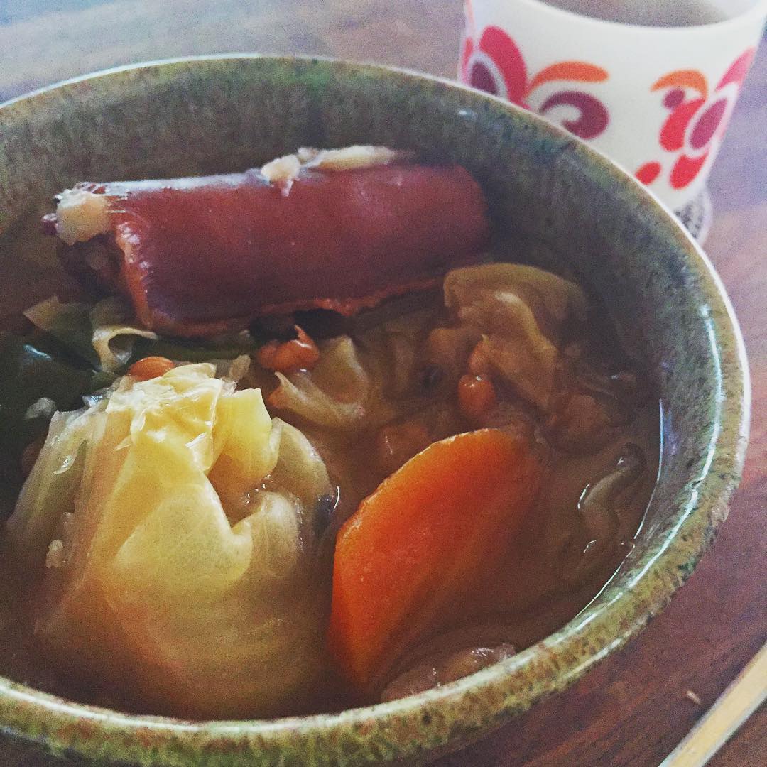 久々にスープの朝ごはん生活、レンズ豆と雑穀も入れて。
美味しいんだけど、食べ終わる頃には汗だくですよ、汗だく！代謝が上がってて良いというべきでしょうか。