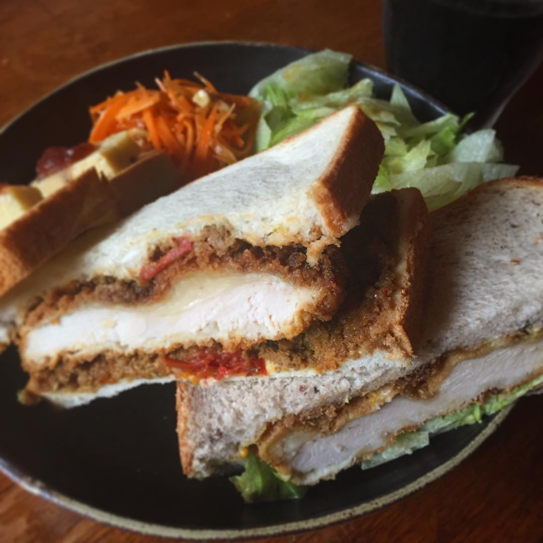 お盆休み初日のお昼。
お店の残り物お片付けシリーズ、チキンカツカレーのお肉でカツサンド。一つはレタスマヨネーズと合わせて、一つはお店のキーマカレーと一緒に挟んでみた！人参とくるみのシークワーサーマリネとレタスのサラダ。