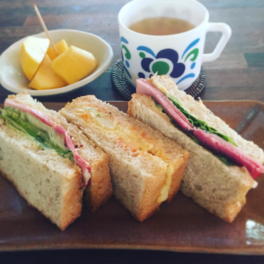 ちかこさんの、チカぱんでサンドイッチを作る。週末の朝なので豪華な朝ごはんでテンションあげていこ！
ハムサンドとポテサラサンド。からしバターと、粒マスタードバター、ケチャップとそれぞれの味付けで。