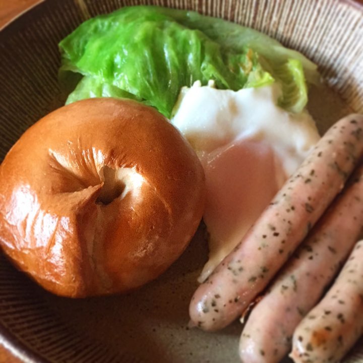 チカぱんさえあれば、おひるごはんは贅沢な気分になれる。
今日の夜は大酒飲みのお客さんがスナックあさみに来店予定。やったるでー。