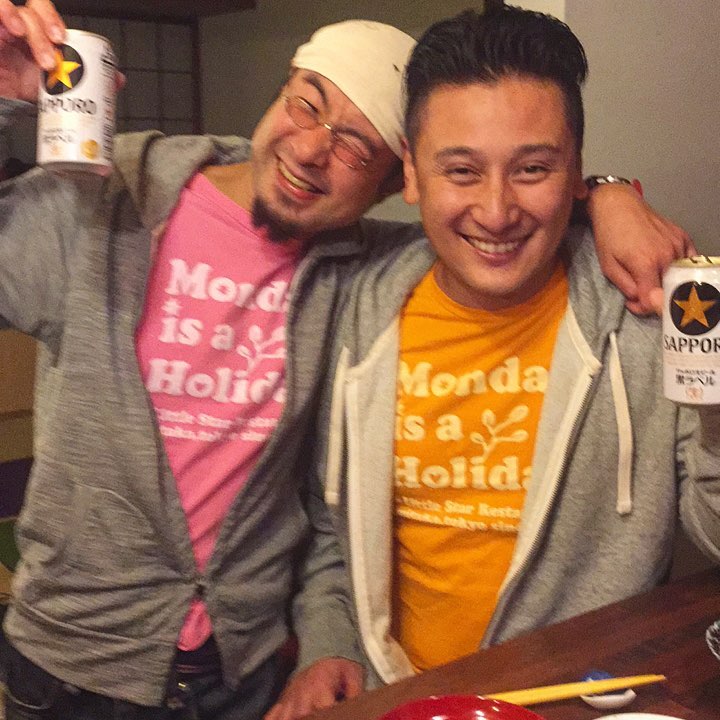 痛風のおじさんたちが、楽しく飲んでいる本日のスナックあさみです。２人してリトスタ13周年Ｔシャツ、似たパーカー着て、楽しくてよかったね！