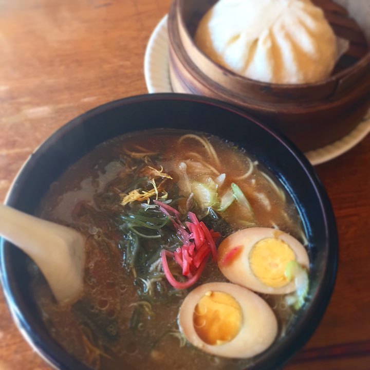 休みの日のB級ひるごはん。夜はとっても美味しいものを食べに行く予定なので、これもまた良し。熊本、母の実家の町で作られているロン龍ラーメンに煮卵とセロリ炒めをのせて。肉まんも蒸篭で蒸すと良い感じ。