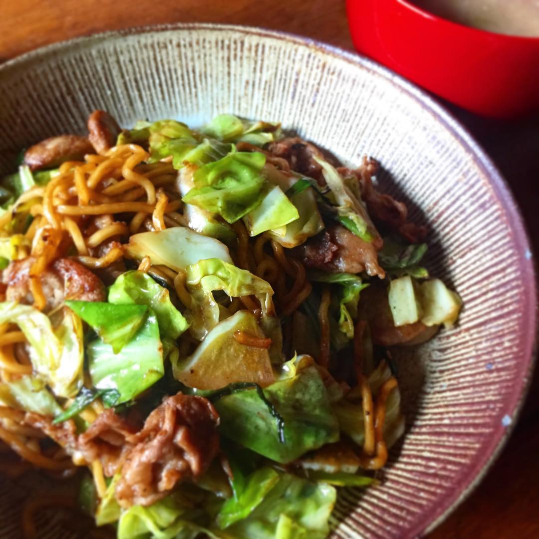 地産マルシェで昔ながらの蒸し焼きそばを買ってきて、キャベツいっぱいの焼きそばを作りました。
味付けは名古屋のコーミソースと、長崎生まれの金蝶ソース。
たまに焼きそばを食べたいんだよなあ。