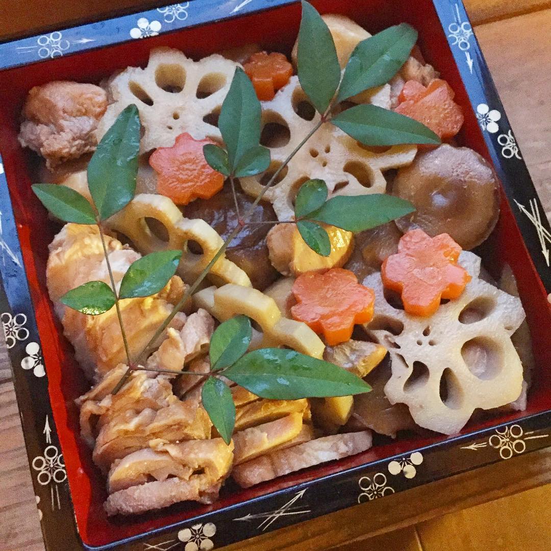 絹さや買い忘れたー、煮しめ。筑前煮寄りだわねー。隅っこに鶏肉のにんにく煮を詰め詰め。
これでおせちは良いことにしよう！