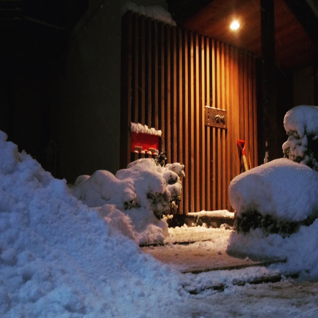 近所のコンビニにビールを買いに行こうと玄関を出たらお隣さんが雪掻き中で、それではうちもとスコップとがんぜき（山口弁で熊手のこと）を出してきて玄関周りだけちゃちゃっと除雪…って、ま、気休め程度な気もするけど（苦笑）。