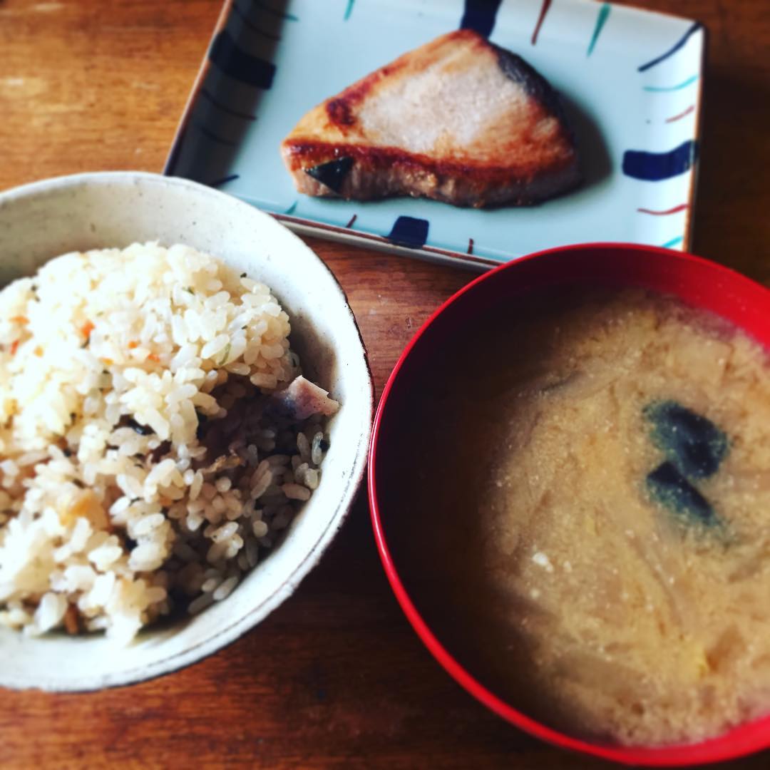 正しい休日のお昼ごはん。
炊き込みごはんと、鮪の味醂漬け、白菜・新玉ねぎ・生きくらげの味噌汁。プールに行った後だからヘルシー感満載です。