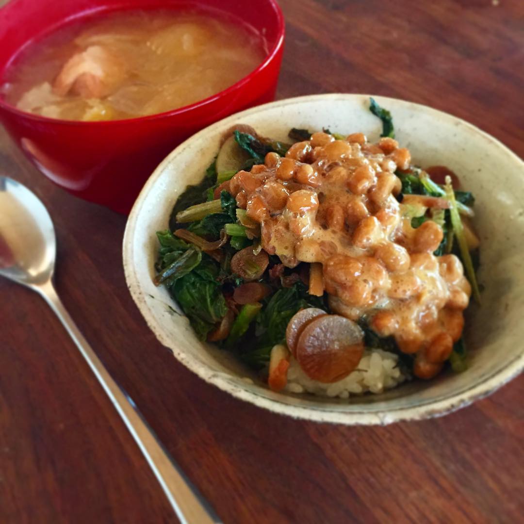 のせのせ丼。
納豆、大根の葉と鰹節炒め、めかぶ、あかもくのっけ。
鶏と新玉ねぎと春キャベツのスープ。春はこのスープさえあれば満足！