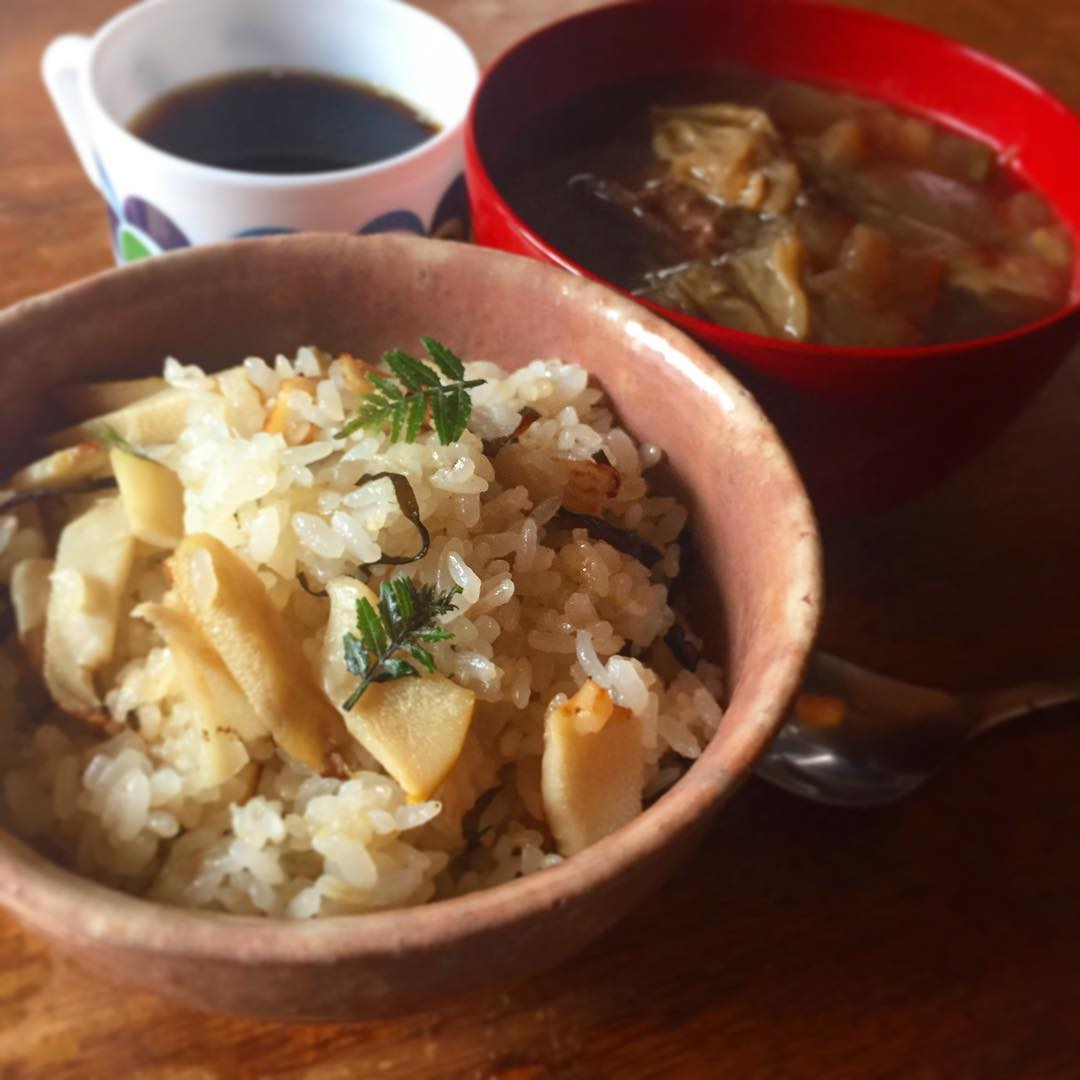 うちのお店きっての人気メニュー、たけのこと塩こんぶのチャーハンを、おうちで食べる贅沢…いえ、わたくしは味見で飽きるほど食べてますが、ツレアイはほとんど食べられないので、シーズンに1回くらいはせめて、ねえ。
庭で摘んできた木の芽と一緒に食べると、料理の格がちょっとあがる。