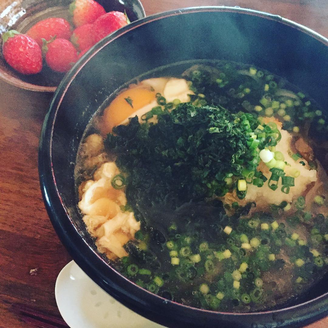 昨日と似てるけど、今日はうどん。たまご、あおさ、天かす、小葱、大根おろしのっけ。
普段食べないので、休みの日は麺食いになりがち。