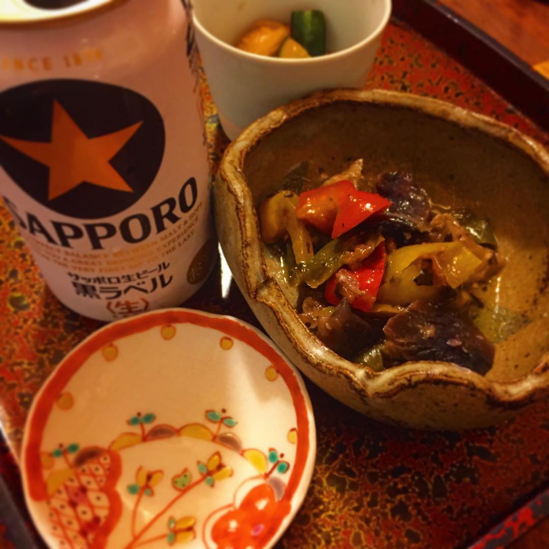 ひ、ま、だ、ったから飲んじゃうぞ。実は昨日の夜ごはんを食べに行ってたら満足する結果が得られなかったので、なんとなく飲みたりてないというか。お店から梅オイル蒸しとピーナツ漬けを持ち帰って飲んでおります、はい、暇だから自棄酒です。
明日は忙しくなりますように！
雨ふりでもお店はいつものように開いているわけで。