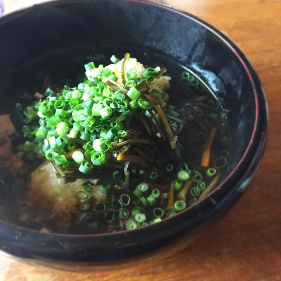 随分前に熊本に帰省した時、ついでに寄った天草で買ったひじき入り蕎麦を茹でてみた。大根おろし、とろろ、昆布とワラビの煮びたし、ふのり、小葱をのせて。
母の遺した漆のどんぶり、重宝しとります。