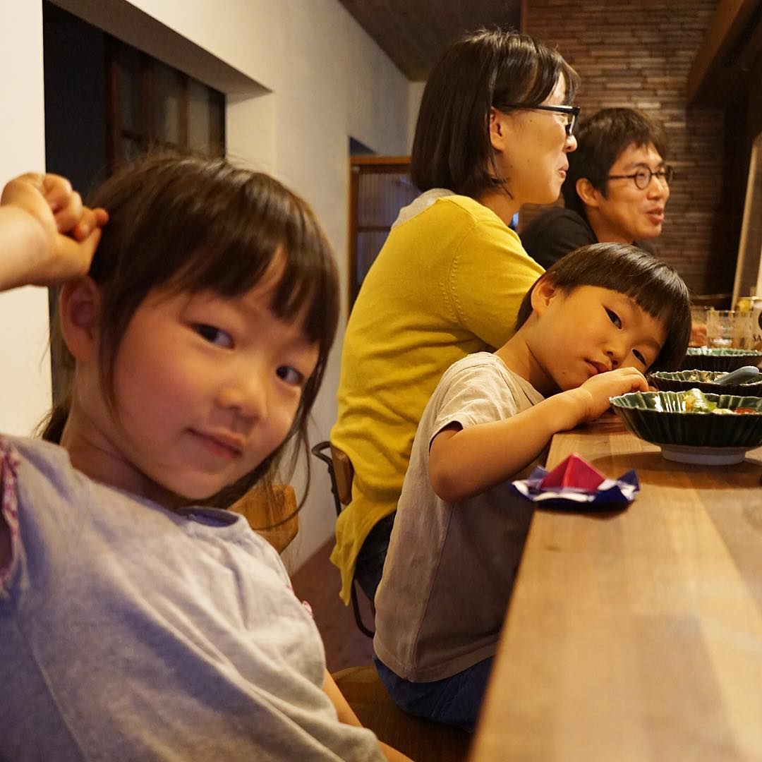 8月は夏休み最後のスナックあさみご来店は昨年に続いてよもぎBooksご家族みなさん！お酒のんだり子ども達とAmazonでドラえもんを次から次へとわいわい見たり楽しい夜でした！ありがとね！（お）