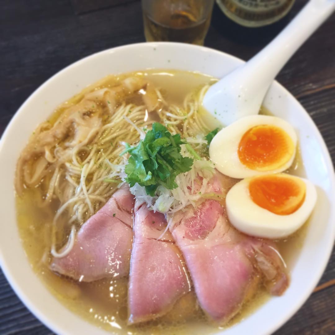 初めて伺いました、三鷹のラーメン屋さん向日葵。美味しいという噂に違わず、本当にとっても美味しい！ラーメンにあまり興味のない私ですが、このラーメンなら毎週食べられるかも。特製の塩ラーメン。青味が三つ葉ってとこも良いし、青柚子の皮の摩り下ろしがアクセントで、爽やか、スープがこんなに嫌味なく美味しいってなかなか無い。私のたいして食べてないけどラーメン人生の中で2本の指に入る。もう一つは山口・徳山のスター食堂の中華そば。本当のラーメン好きの好きポイントとは全く違うんだろうなー。